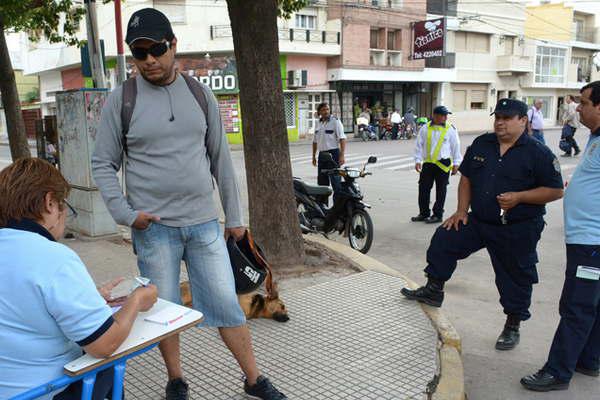 La Direccioacuten de Traacutensito secuestroacute 60 autos y motos en la Capital