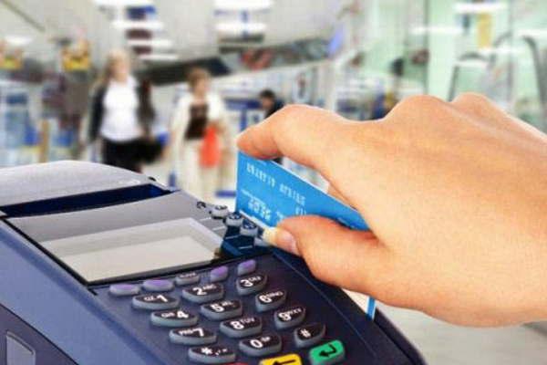 Eliminaron el reintegro del 5-en-porciento- en las compras de hasta 1000 pesos con tarjetas de deacutebito