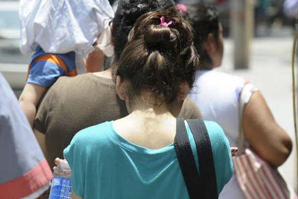 Los santiaguentildeos caminaron sobre fuego- 67deg en la calle