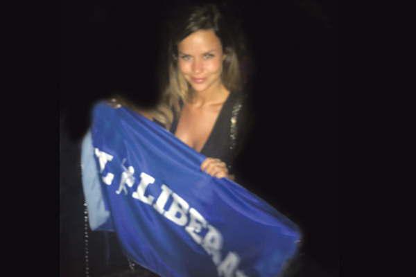 Mariacutea del Mar se divierte en la noche estentildea