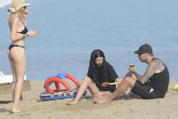 Marcelo Tinelli toma mate en la playa y planea  coacutemo seraacute su antildeo 