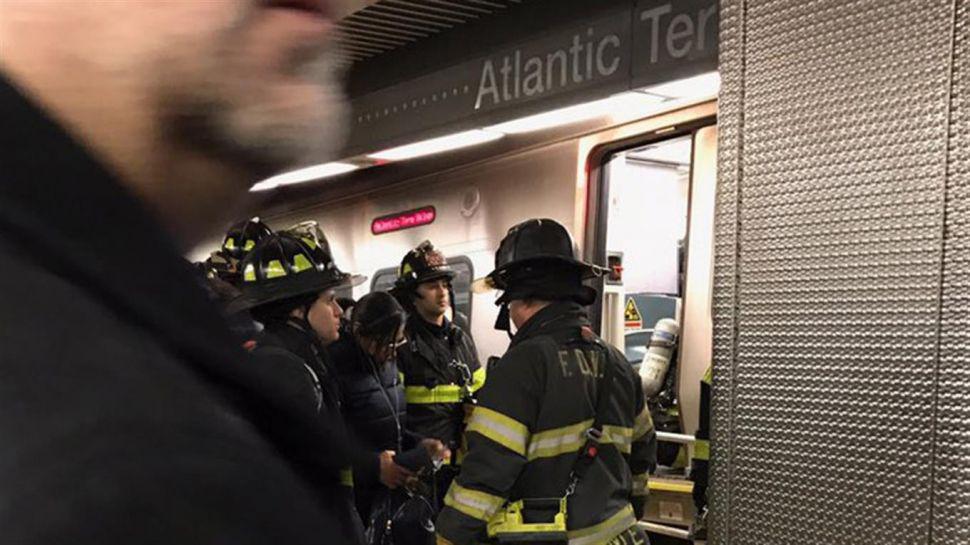 Al menos 76 heridos tras descarrilar un tren en Nueva York