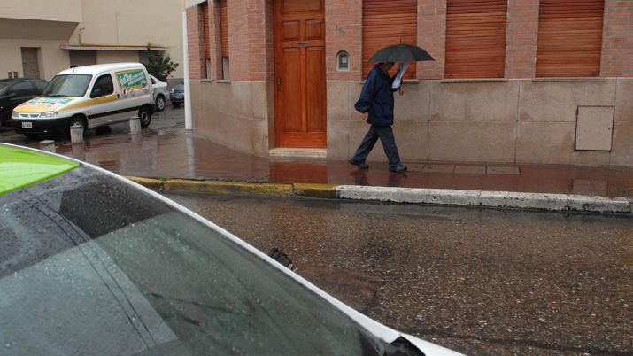 Llovioacute intensamente en Santiago y descendioacute la temperatura