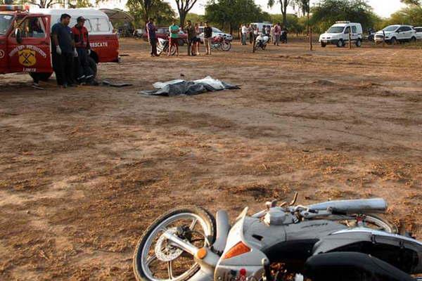 Insoacutelita tragedia de motociclista al caer sogueado por un alambrado frente a su hogar