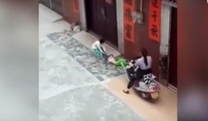 Video- Abuela atropella a su nieta para asustarla