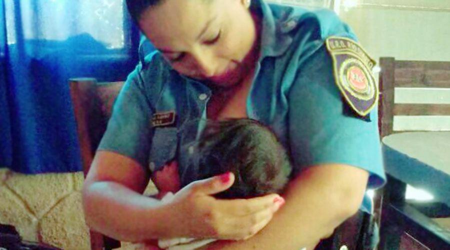 Policiacutea amamantoacute a una beba en la comisariacutea