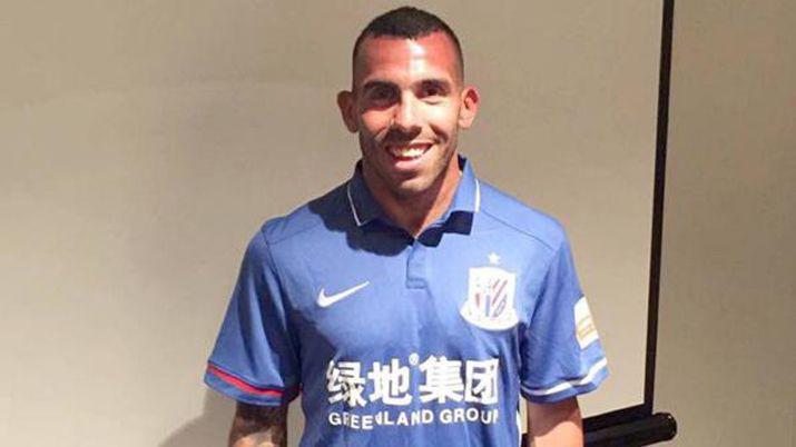 Carlos Tévez posando con la camiseta del Shanghai Shenhua