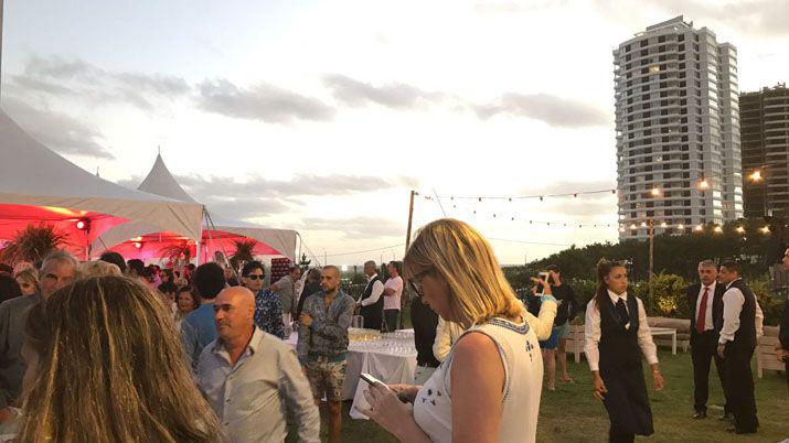 Santiaguentildeos presentes en el desfile de Di Domenico en Punta del Este