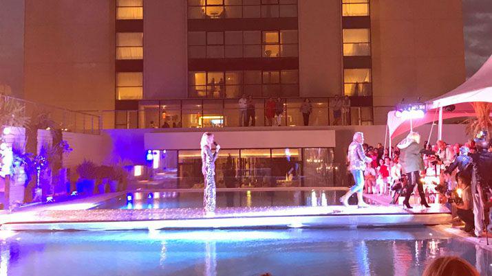 Santiaguentildeos presentes en el desfile de Di Domenico en Punta del Este