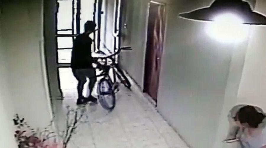 Video- un ladroacuten es sorprendido al intentar robar una bicicleta