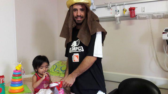 Los Reyes Magos del Negro sorprendieron a los chicos internados en el Hospital de La Banda