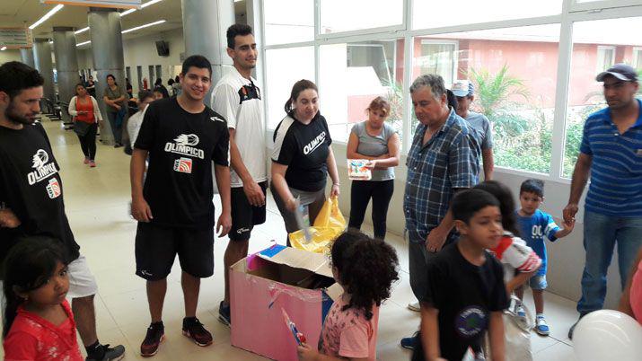 Los Reyes Magos del Negro sorprendieron a los chicos internados en el Hospital de La Banda