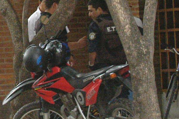 Motochorros llevaron una bandolera con 10000
