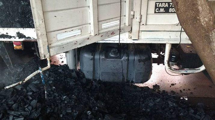 Friacuteas- bomberos sofocaron el incendio de un camioacuten con carboacuten