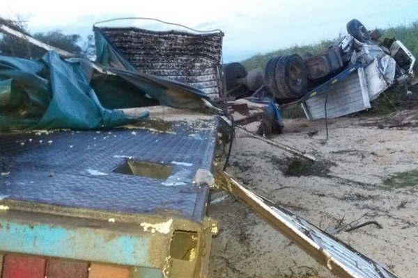 Camioacuten cargado con soja volcoacute sobre la Ruta 6