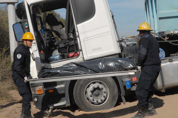 Joven motociclista murioacute al chocar de frente con un camioacuten