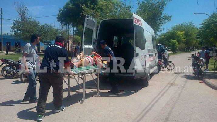 Antildeatuya- mujer herida en fuerte colisioacuten entre camioneta y moto