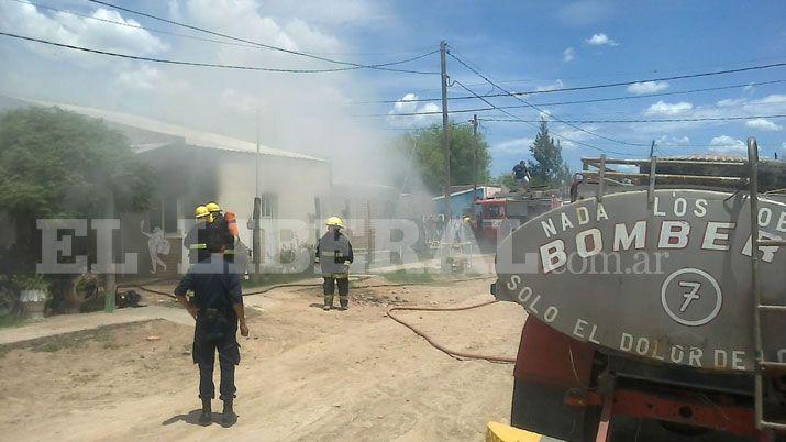 Bomberos sofocaron el incendio en una vivienda de Antildeatuya