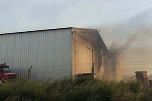 Incendio provocoacute graves dantildeos en firma agriacutecola de Bandera