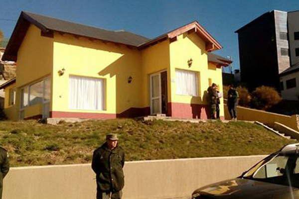 Denuncian usurpacioacuten y robos en viviendas  de Baacuteez en El Calafate