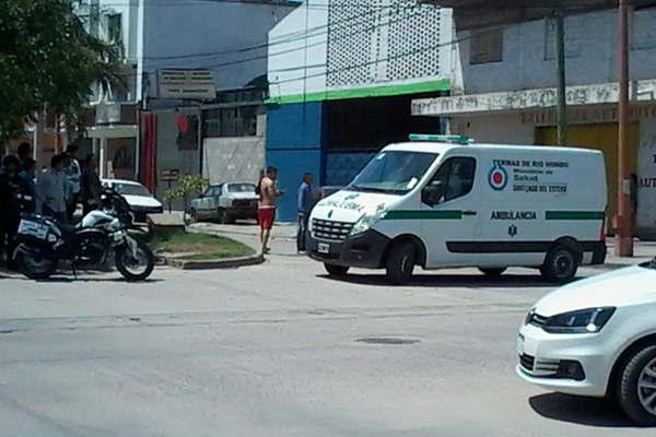 Un colectivo con varios pasajeros colisionoacute  contra un automoacutevil 