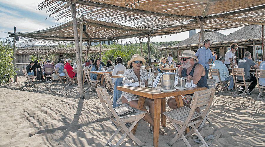 Se va el sol y la fiesta comienza en los paradores de Punta del Este