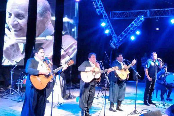 Emotivo homenaje de Los Manseros a Fatiga Reynoso en Antildeatuya