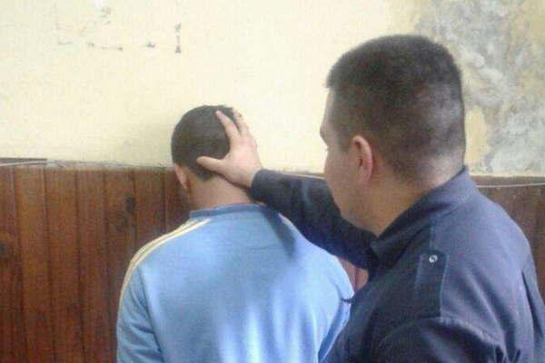 Asaltoacute a una joven su  coacutemplice lo abandonoacute y  los vecinos lo atraparon 