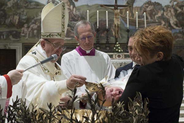 El papa Francisco bautizoacute a 28 nintildeos  en la Capilla Sixtina