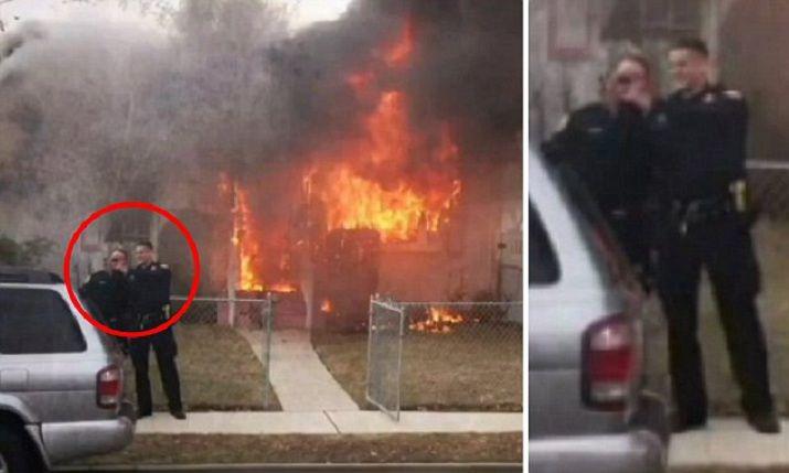 La indignante selfie de dos policiacuteas frente a una casa en llamas