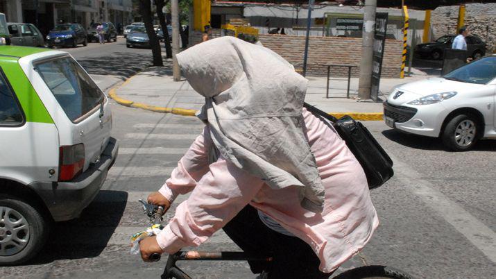Calor agobiante- la sensacioacuten teacutermica superoacute los 48 grados