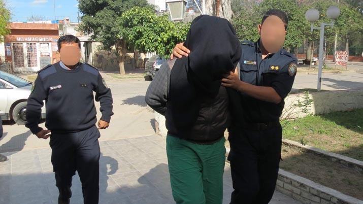 El sospechoso fue reducido por efectivos de la Comisaría Cuarta