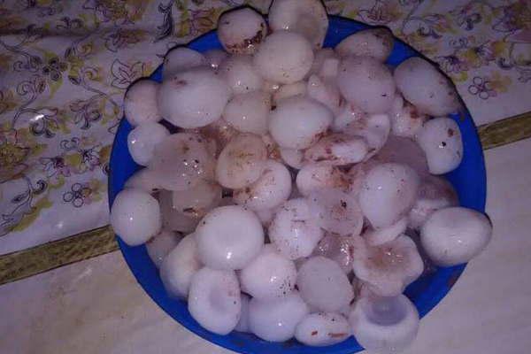El esperado cambio comenzoacute a uacuteltima hora con granizo viento y fuerte lluvia