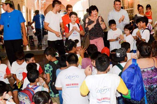Maacutes de 200 nintildeos compartieron un refrigerio con autoridades municipales en la colonia de vacaciones