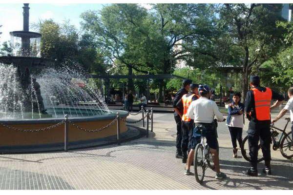 Una mujer se desvistioacute y se refrescoacute en la fuente de la plaza Libertad