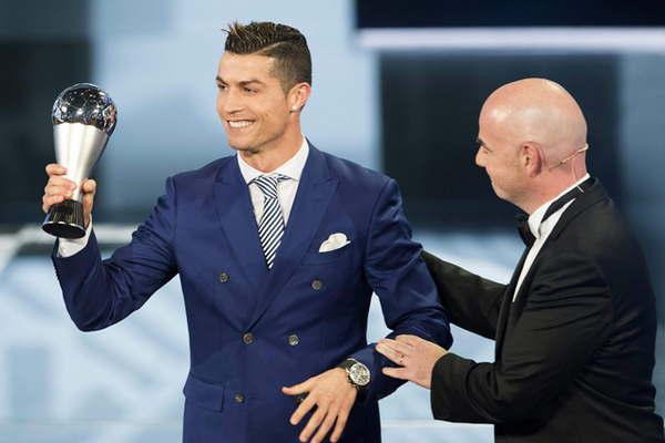 Ronaldo se llevoacute el premio The Best y alcanzoacute a Messi 