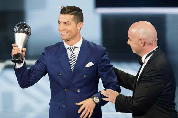 Ronaldo se llevoacute el premio The Best y alcanzoacute a Messi