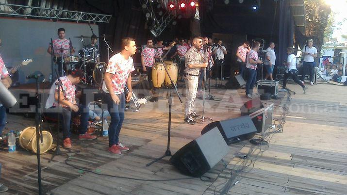 Ulises Bueno y un increiacuteble show en el Festival de Antildeatuya