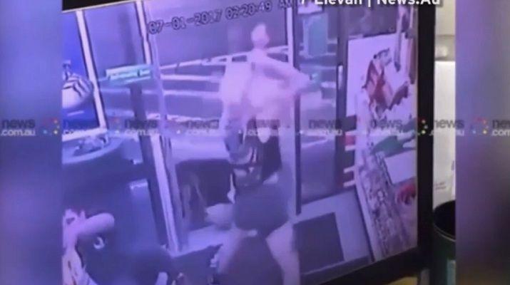 Impactante- Mujer ataca a hachazos a los clientes de un supermercado