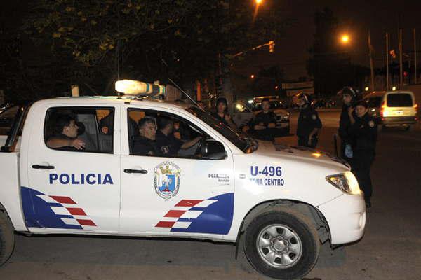 Aberrante- remisero llevoacute al monte a su pasajera y la abusoacute