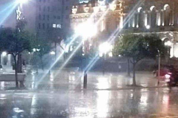 Evacuados y 21 mil usuarios sin luz por inundacioacuten y lluvia