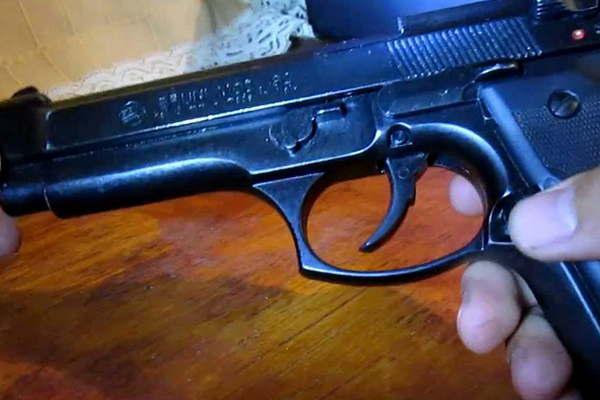 Encuentran a agente en crisis de llanto con su arma en las manos