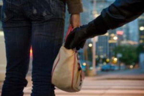 Motochorros se alzaron con  5000 tras derribar a una vecina en el oeste