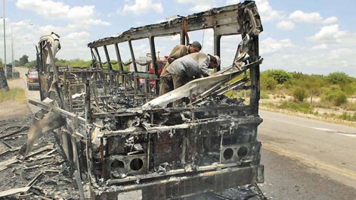 Ruta 34- Un colectivo sufrioacute un desperfecto y se incendioacute por completo