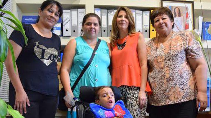 El Gobierno entregoacute una silla postural a Thiago Valentin Celiz