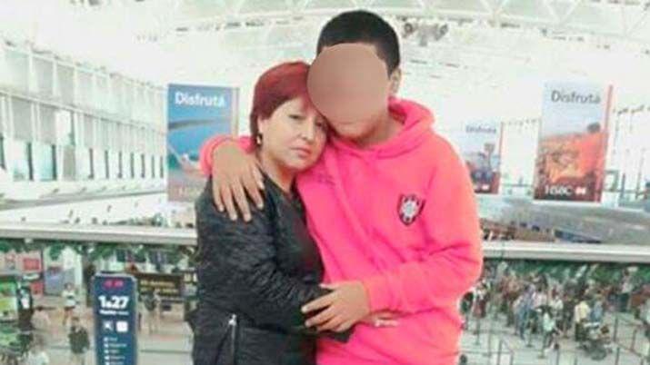La foto por la que podrían expulsar del país a la madre del menor sospechado de asesinar a Brian Aguinaco