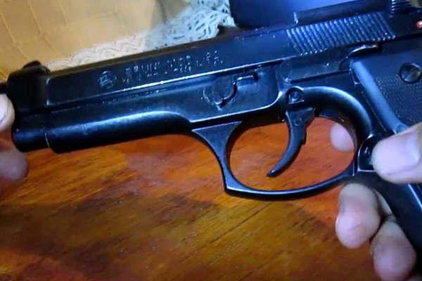 Veinte diacuteas de licencia para el agente que teniacutea su arma en las manos