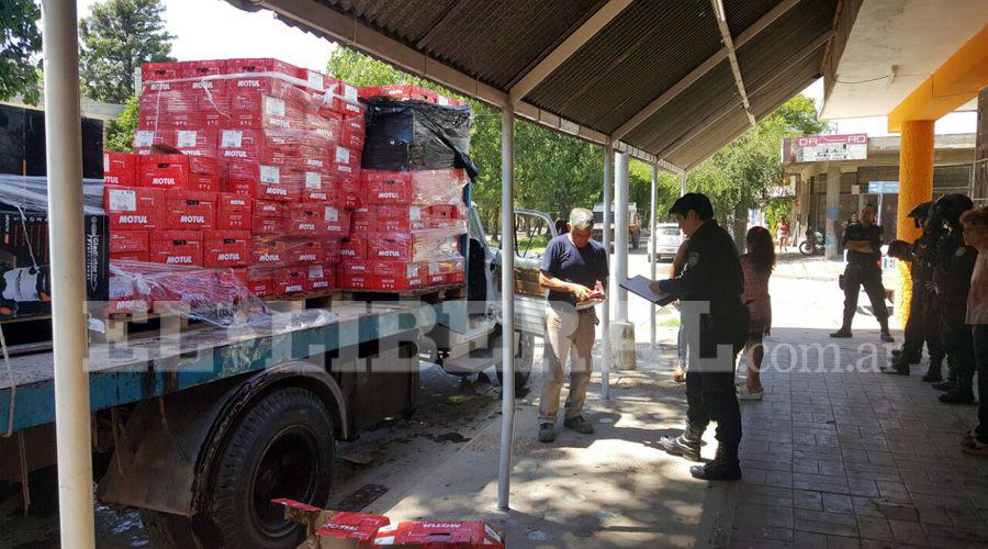 Camioacuten realizoacute una mala maniobra y volcoacute su carga de aceite