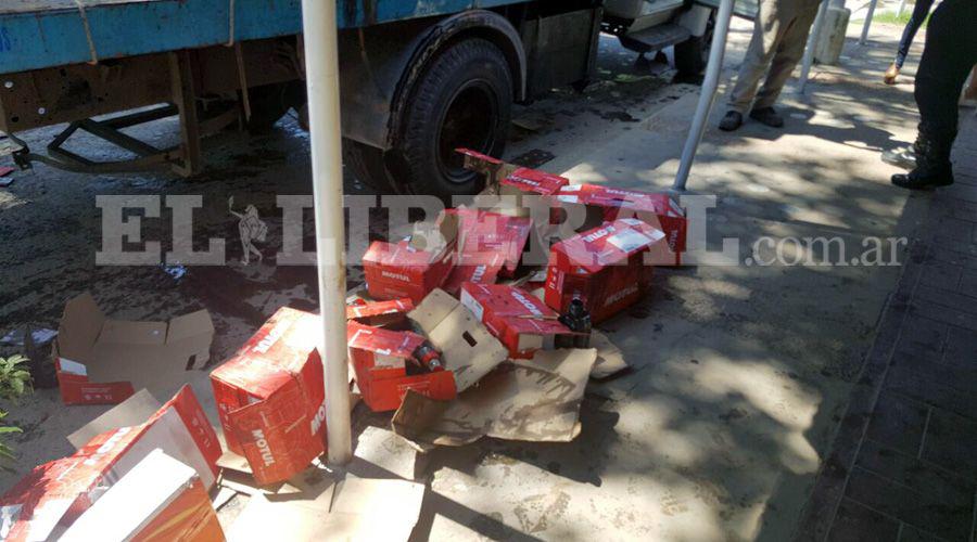 Camioacuten realizoacute una mala maniobra y volcoacute su carga de aceite