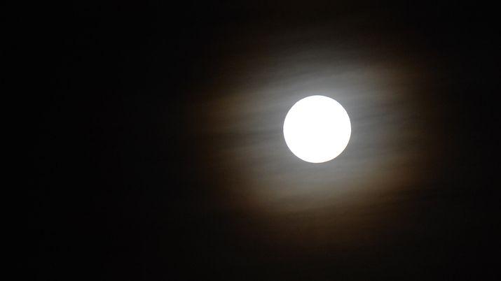 Halo lunar en la noche santiaguentildea